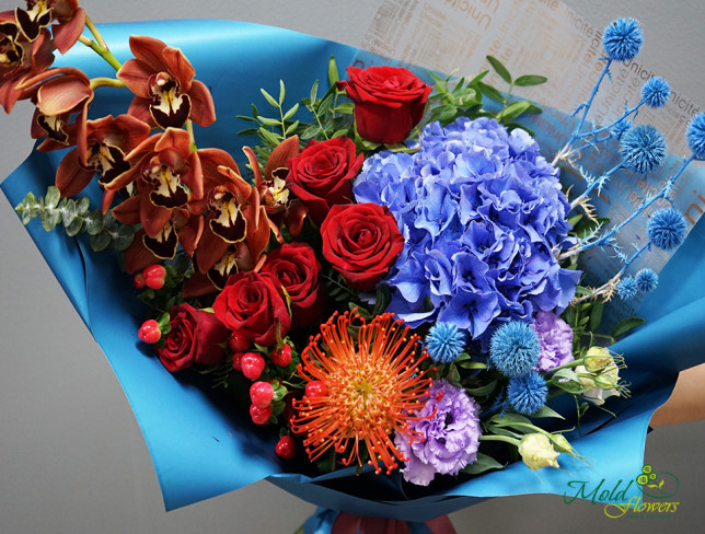 Bouquet with blue hydrangea and red roses photo